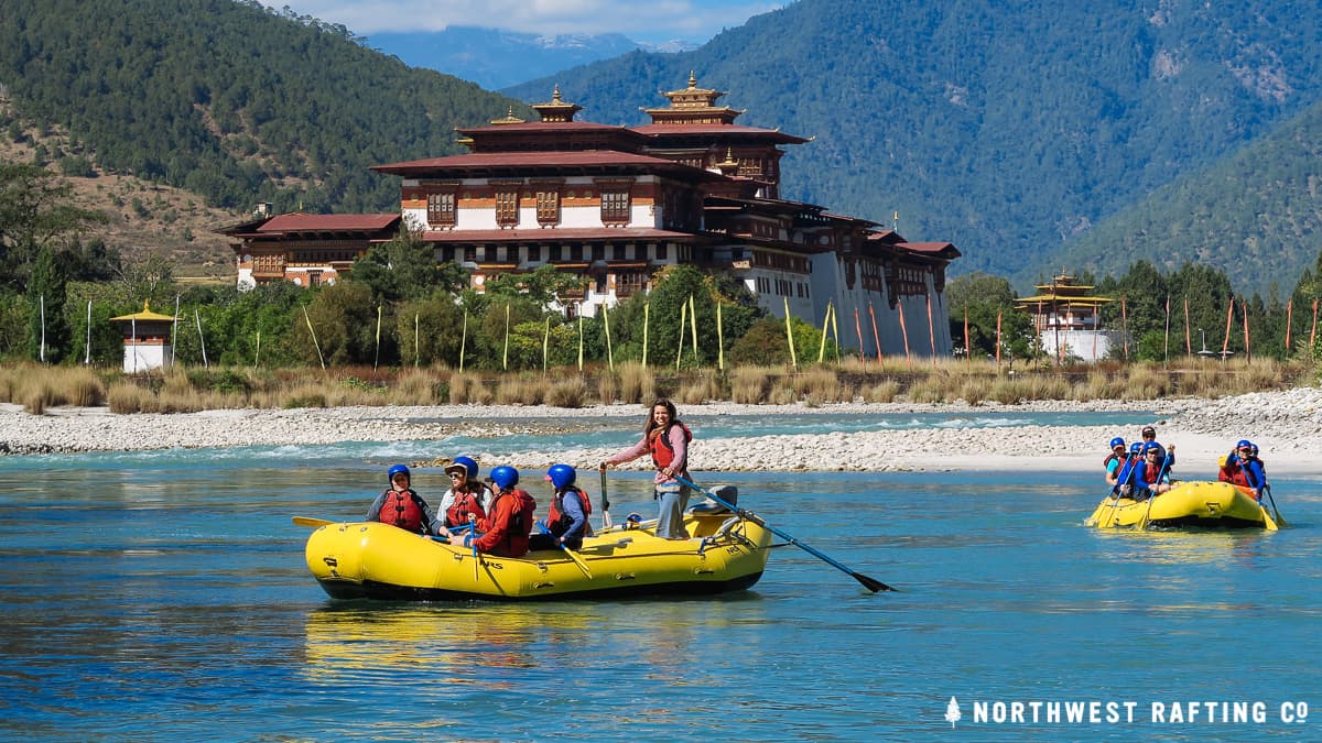 Rafting along the famous Punakha Dzong